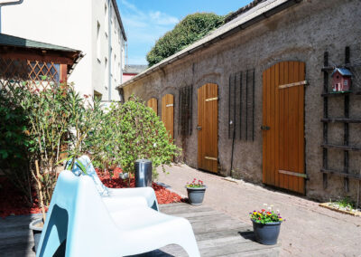 Innenhof Pension Ketzin mit Sitzbereich