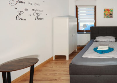 Schlafzimmer 1 in der Pension Ketzin Wohnung 01 mit Einzelbett